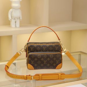 The Nil handbag is a compact fashion piece from the Monogram Archive collection, crafted from Monogram coated canvas with calf leather trim. It blends vintage details with contemporary elegance, featuring reinforced corners and Pharrell Williams' newly introduced pearl zipper. The removable handle and strap offer versatile carrying options. 17.5 x 11 x 25 cm(H x W x L)